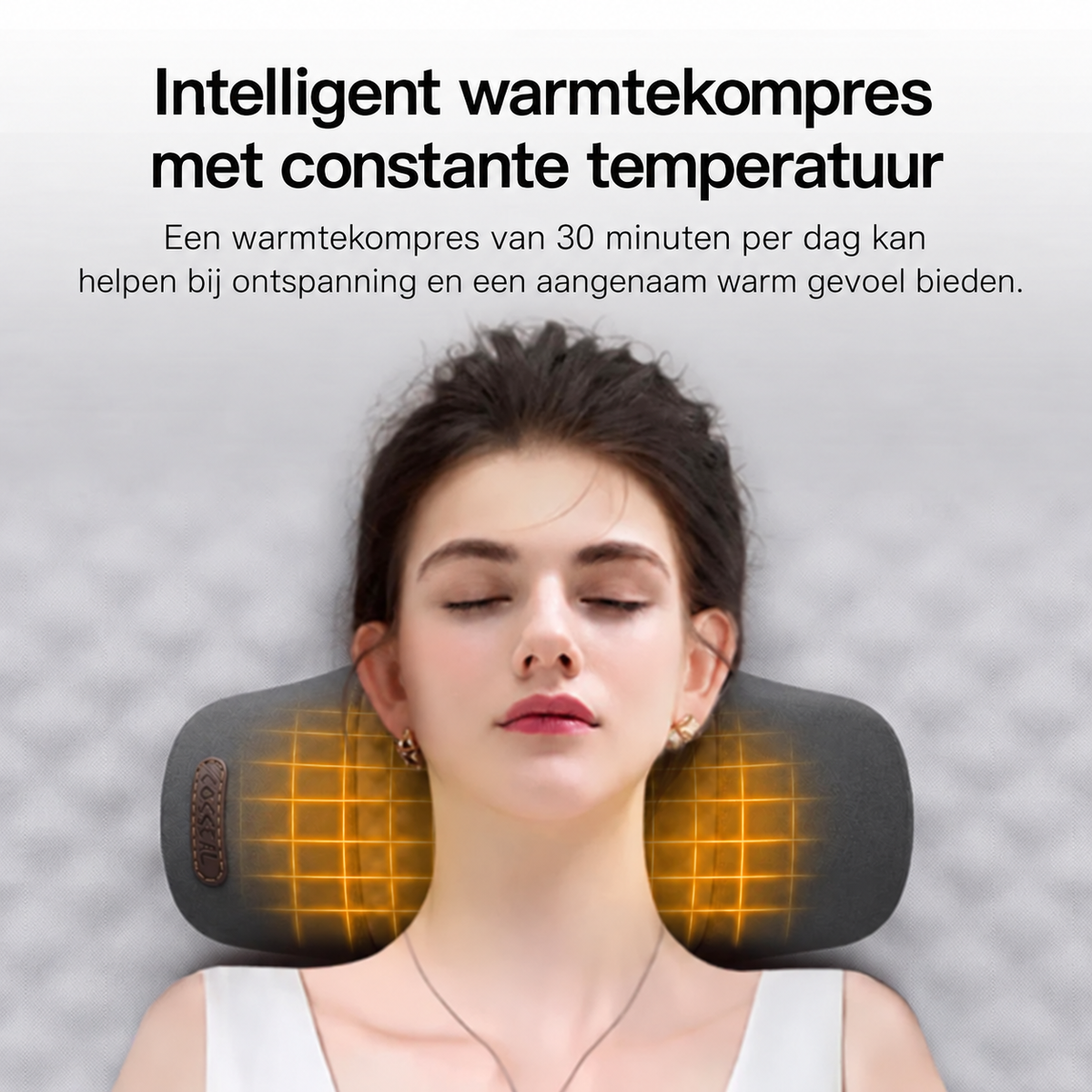Vrouw met het warme nekmassagekussen om haar nek en schouders, warmtezones zichtbaar