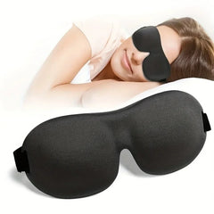 Vrouw slaapt met het zwarte 3D-slaapmasker, met het masker in close-up