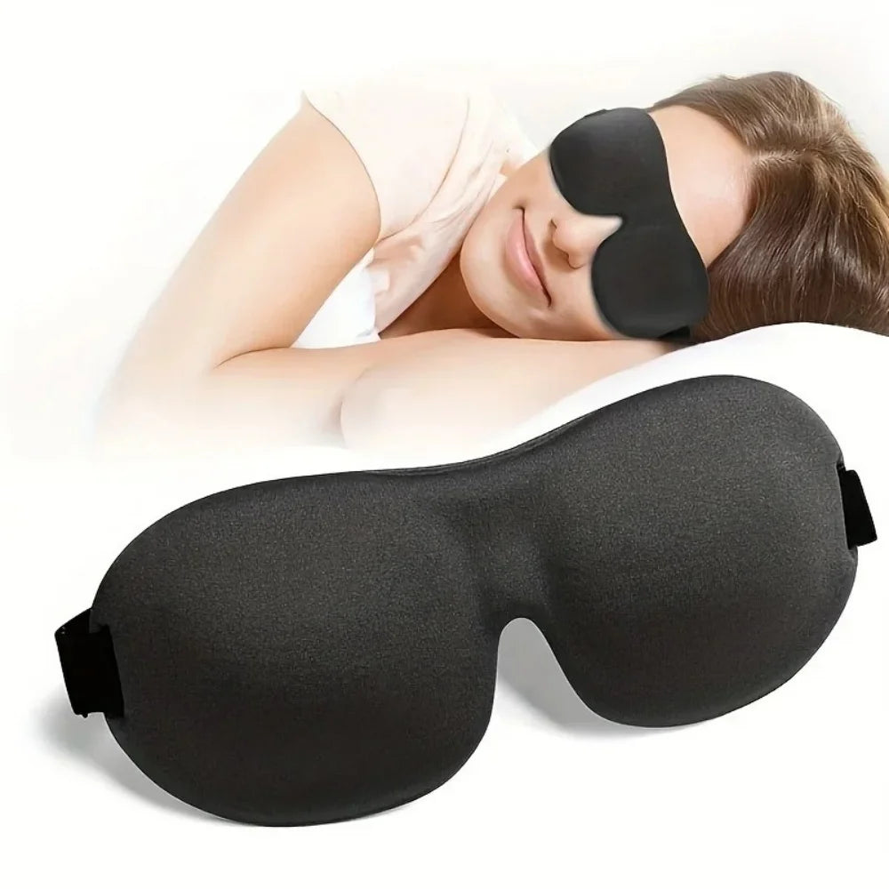 Vrouw slaapt met het zwarte 3D-slaapmasker, met het masker in close-up