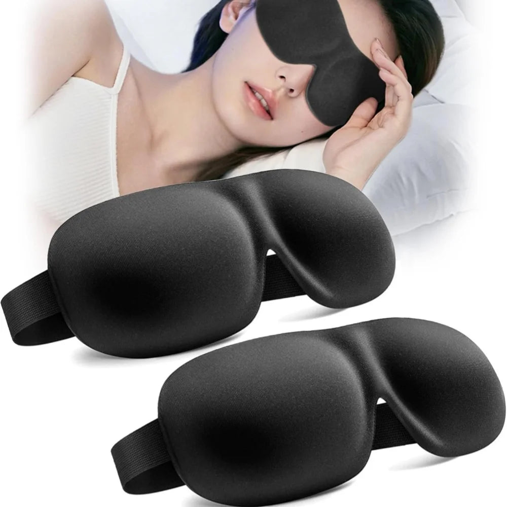 Vrouw met het zwarte 3D-slaapmasker, en twee maskers in close-up